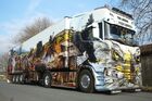 Der neue Scania von Heide-Logistik zeigt dem Gegenverkehr eine markante Front mit dem Abbild eines Greifvogels. Heide Logistik, Scania S520, The Legend.